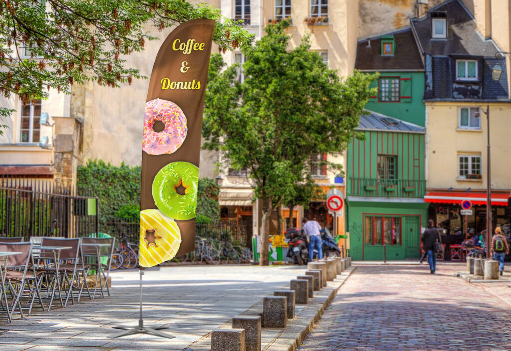 Bowflag mit schräger Unterkante und Werbung für Coffee und Donuts