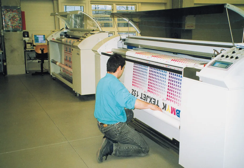 Mitarbeiter an einer Digitaldruckmaschine