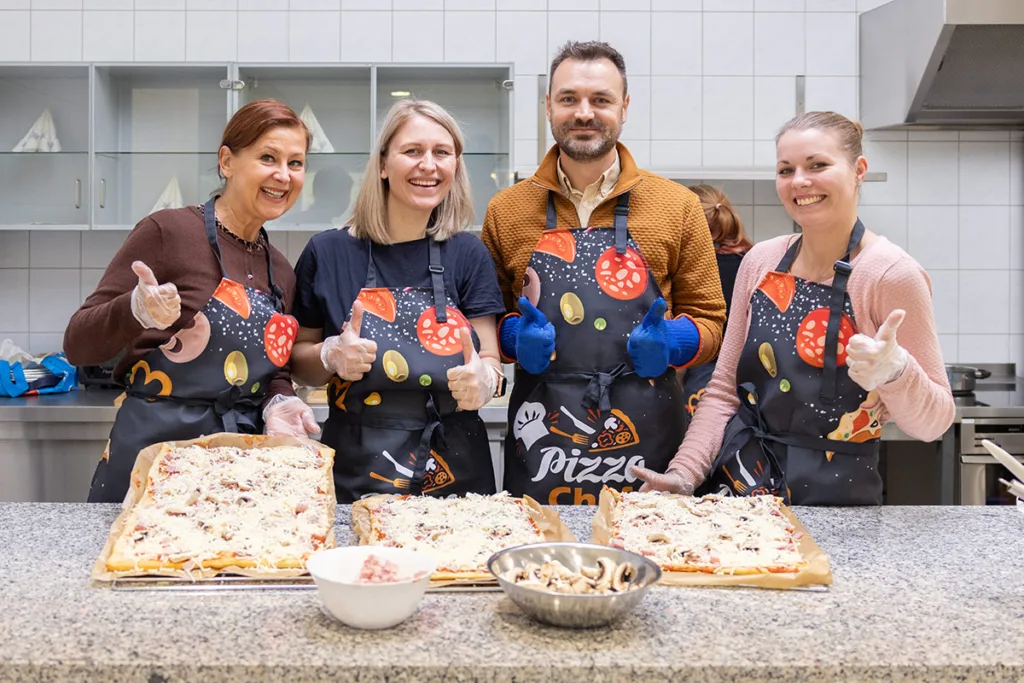 Unser Geschäftsführer und die Pizzacrew beim Vorbereiten der Pizzen