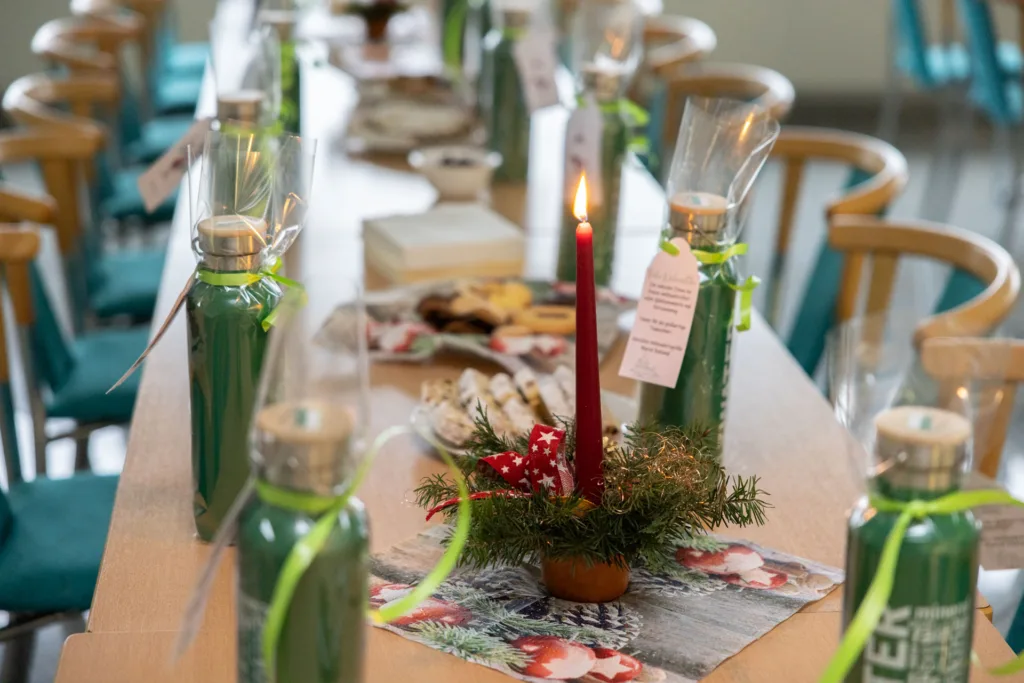 weihnachtlich dekorierter Tisch, Weihnachtsfeier Sachsen Fahnen