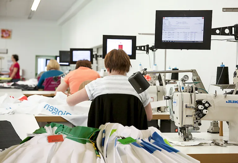 Arbeitsplatz in der Konfektion mit Tablet